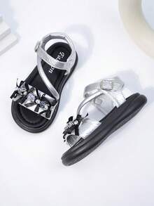 女童凉鞋，新款夏季儿童蝴蝶水钻休闲平底凉鞋，幼儿及小童软底厚底花朵露趾沙滩鞋 - 銀色 - 查看 3