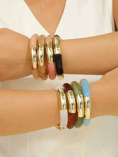 1 chiếc vòng tay co giãn bằng nhựa acrylic tối giản dành cho nữ, thiết kế ống cong thanh lịch nửa vân đá cẩm thạch và nửa mạ vàng sáng bóng, trang sức đeo tay hai tông màu hiện đại, phụ kiện tinh tế cho công sở hàng ngày.