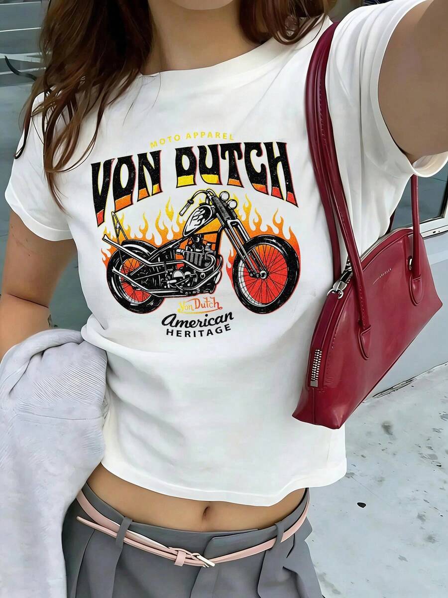 T-shirt court femme style années 2000, dévoilant le ventre et orné d'un imprimé chopper American Heritage avec flammes. Sa coupe courte décontractée et son look motard affirmé en font un vêtement idéal au quotidien et en streetwear. - Blanc - Voir 1