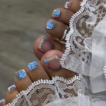 Transforma tus uñas con 24 piezas de uñas postizas de forma cuadrada corta y un diseño de estilo francés azul marino y carey con brillantes rhinestones plateados; uñas elegantes y de moda con flores 3D en base rosa nude y acentos azules para cobertura completa para mujeres y niñas. Incluye 1 hoja de pegatinas adhesivas y 1 tira de gel de gelatina al azar.