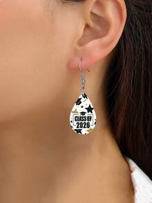 2026届毕业纪念泪滴耳环一对，双面印花闪光黑色金色毕业帽星形图案PU皮革耳环，毕业派对珠宝礼物（女士款） - 彩色 - 查看 2