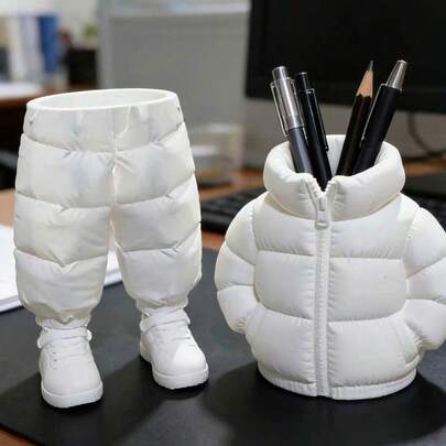 Giá đựng bút hình áo khoác lông vịt dễ thương, bộ đế lót ly in 3D độc đáo, thích hợp cho lớp học học sinh, trang trí bàn làm việc tại nhà, hoặc để trên bàn làm việc.