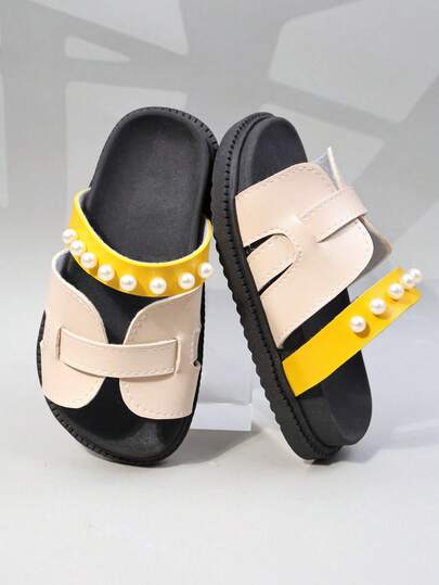 1 đôi dép xăng đan trẻ em màu trắng và vàng phối tương phản, trang trí ngọc trai giả, phối da giả chống trượt, có khóa dán, kiểu dáng hở mũi thoải mái, đế dày, thích hợp cho kỳ nghỉ biển/trang phục mùa hè.