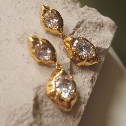 Bông tai dáng giọt nước không đều, mạ vàng nóng chảy cổ điển, đính pha lê hình bầu dục trong suốt, bông tai vàng dáng dài có kết cấu tự nhiên dành cho nữ.