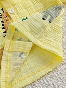 2 piezas Conjunto de camisa y pantalones cortos con estampado de dibujos animados lindos y texturizados para niño pequeño, moda callejera para niños - Amarillo - Ver 9