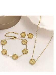 Bộ trang sức 3 món hình hoa cỏ bốn lá, vòng cổ, vòng tay và bông tai, đa năng, mang lại may mắn. Bộ gồm vòng tay, vòng cổ và bông tai hình hoa bốn lá năm cánh, rất tiện dụng. - Bộ 3 lá cỏ năm lá - Xem 22