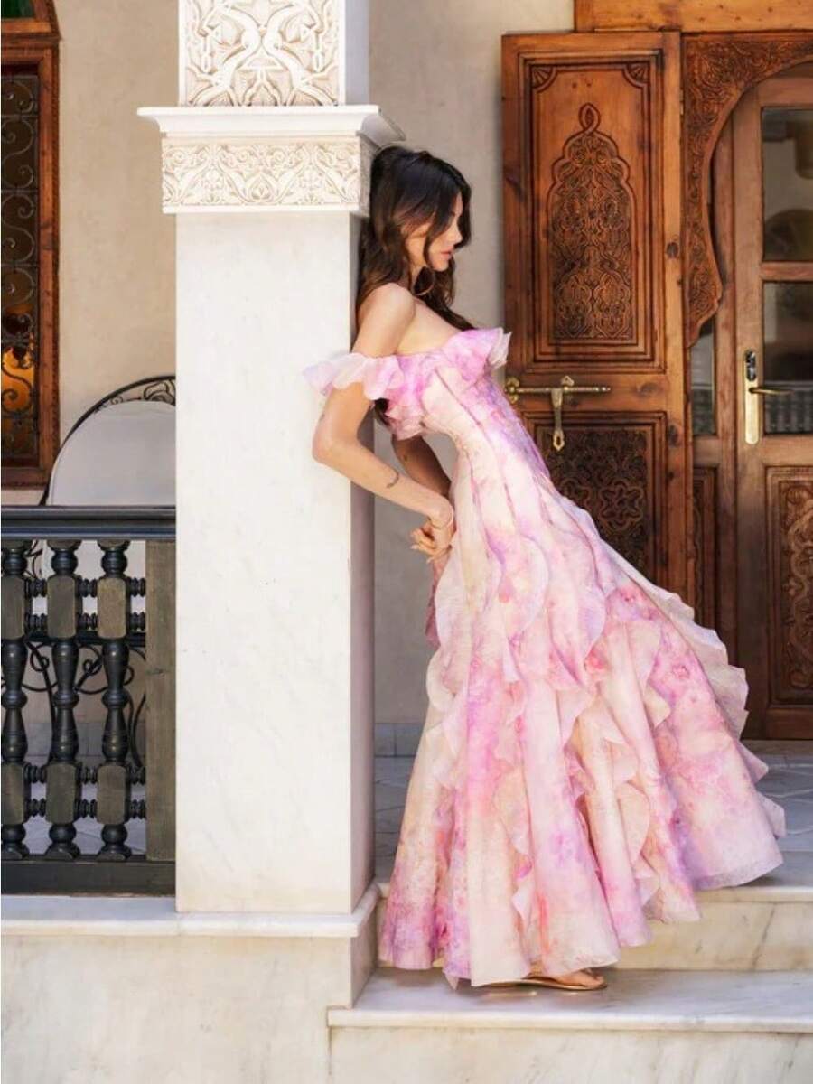 Elegant And Stylish, This Beach Vacation-Style Halter Dress Features A French Ruffled Skirt, Creating A Romantic And Ethereal Vibe With Its Flowing, Fairy-Like Silhouette - Hồng - Xem 1