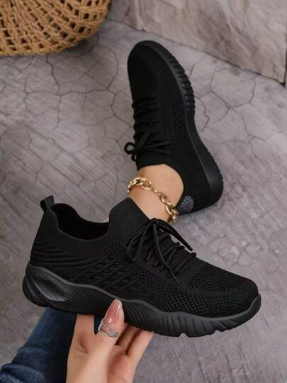Estos zapatos deportivos para mujer cuentan con una parte superior de malla tejida ligera y transpirable con agarre antideslizante y diseño acolchado. Son lavables, tienen un estilo sencillo y dinámico, y son adecuados para el transporte diario, correr, entrenamiento físico, viajes al aire compras. Hacen un regalo de San Valentín pensativo.