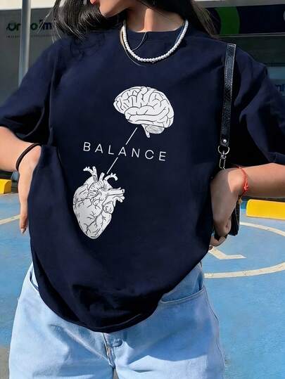 Áo thun tay ngắn cổ tròn dáng rộng unisex, thiết kế đồ họa tối giản hình ảnh sự cân bằng giữa trí tuệ và tâm hồn, phong cách tối giản cổ điển Mỹ, áo casual đa năng phù hợp cho mặc hàng ngày, dạo phố, trường học, văn phòng, phòng trưng bày nghệ thuật, đi chơi với bạn bè, hẹn hò mùa hè.