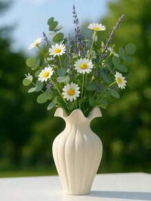 Eine handgefertigte Blumenvase, im Boho-Stil mit wellenförmigem Dekordesign und blütenförmigem Ausguss. Eine einfache Tischdekoration für Zuhause, ein rustikales Geschenk für Wohnzimmer oder Schlafzimmer. Erhältlich in den Größen M/L/XL. - A - Übersicht 2