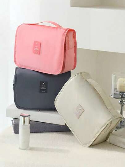 1 chiếc túi treo đồ dùng cá nhân cỡ lớn, túi xách tay, thích hợp cho phòng tắm khách sạn hẹp, cắm trại ngoài trời, giúp lấy đồ nhanh chóng. Thiết kế không gian bên trong rộng rãi, nhiều ngăn chứa đồ đa chức năng. Có thể đựng bàn chải đánh răng, kem đánh răng và các vật dụng vệ sinh cá nhân khác, cũng như mỹ phẩm như son môi, phấn mắt, kem nền. Được làm từ chất liệu cao cấp và chống thấm nước, bền chắc.