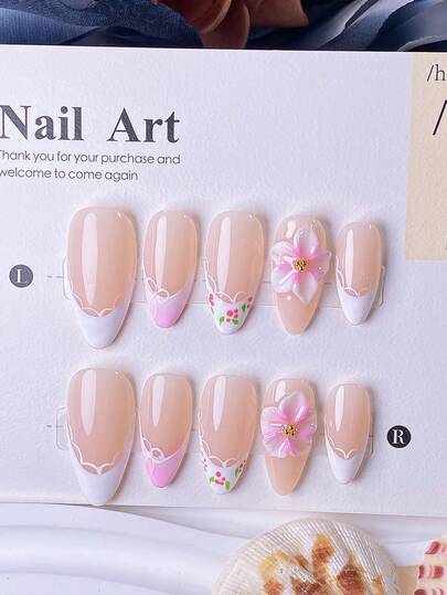 Bộ 10 mẫu móng tay nghệ thuật hình hạnh nhân thủ công màu trắng, gồm đầu móng kiểu Pháp với hiệu ứng chuyển màu trắng pastel, viền ren, nơ trắng trang trí, hoa hồng vẽ tay và họa tiết trắng chạm khắc ba chiều. Hoàn hảo cho những dịp mùa xuân, bộ móng toát lên vẻ duyên dáng nhẹ nhàng, đa năng, phù hợp cho các buổi hẹn hò và tiệc tùng. Kiểu dáng thời trang và tinh tế, dễ dàng gắn và tháo gỡ với thiết kế nút bấm tiện lợi.