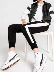 Pantalones deportivos de punto PUMA Iconic T7 para mujer con logotipo bordado, bloques de color y corte jogger de estilo retro. - Negro - Ver 2