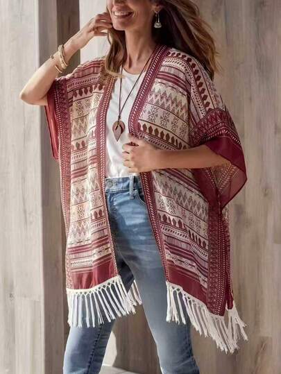 Áo khoác ngoài dáng bohemian cỡ lớn bằng vải chiffon, màu đỏ với họa tiết hình học, tay áo cánh dơi, chất liệu chiffon nhẹ và mềm mại, thích hợp cho mùa hè.
