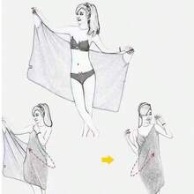 这款时尚舒适的浴袍采用轻盈弹力面料制成，由棉纱织成，既可裹身，也可作浴巾使用。它速干，非常适合用作沙滩巾——能够舒适地覆盖全身，长度也足够轻松展开。 - 白色 - 查看 9