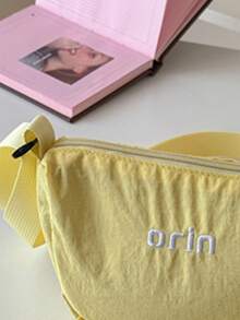 1 chiếc túi đeo chéo vải in chữ, có khóa kéo, kiểu dáng thường ngày, phù hợp cho cả bé trai và bé gái, sử dụng được quanh năm. - A - Xem 6