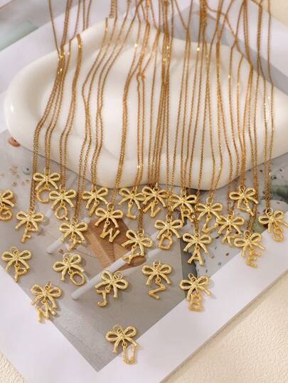 这款单件式波西米亚风创意时尚优雅精致奢华的钛钢蝴蝶结造型26字母吊坠项链，是送给姐妹、情侣、参加舞会或毕业典礼的完美礼物。也适合日常佩戴、约会、派对、节日和夏季海滩度假。