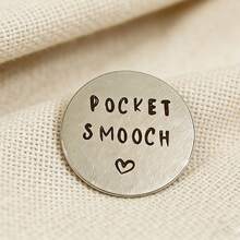 1枚/2枚口袋形亲吻纪念币，趣味亲吻主题情侣纪念品和礼物，适合情侣周年纪念日或情人节礼物，也适合送给情侣、周年纪念日或男朋友 - 查看 5