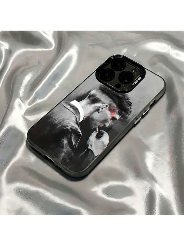 Snabb EU-frakt (Tyskland och Spanien). Skyddsskal för iPhone 17, S22 och S26. Med den svartvita designen av den coola killen från filmen P-Peaky, B-Blinders. Lämplig för iPhone 16, 15, 14, 13, 12, 11 Pro Max, X, XR, XS Max, 8 och 7 Plus-modellerna. Designat för att förhindra fall med en matt baksida.