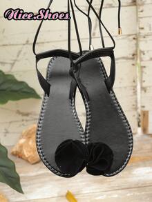 Sandales plates à bride de cheville réglable avec décor floral pour femmes, décontractées, douces, convenant pour le quotidien, les trajets, les rendez-vous, les courses, le thé de l'après-midi, les vacances, la plage, les pique-niques, le camping au printemps, en été et en automne. Disponibles en vert, violet, noir, blanc - Noir - Voir 9
