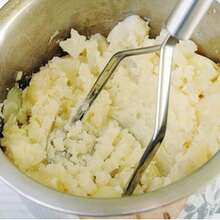 不锈钢土豆捣碎器/压泥器 - 土豆捣碎器、土豆压榨器、柠檬榨汁器和蔬菜粉碎器，带防滑手柄 - 轻松捣碎和处理米饭、水果和蔬菜，手动厨房工具 - 馬鈴薯搗碎器 - 查看 8