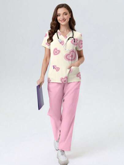 cimmuovere Bộ đồ 2 món dành cho nữ: Áo ngắn tay cổ chữ V in hình trái tim và có túi, phối cùng quần ống đứng màu hồng, thích hợp cho mùa xuân/hè, đồng phục y tá, nha sĩ, chăm sóc sức khỏe, bệnh viện thú y, phòng thí nghiệm, hoặc cho ngày Valentine.