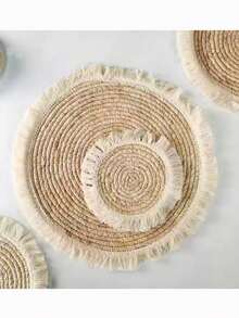 1 tấm lót bàn có tua rua, thảm tròn cách nhiệt bằng rơm đan với viền hoa. - Xem 6