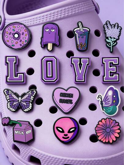 14件紫色“爱”系列饰品，以可爱的卡通紫色主题和紫色字母鞋饰为特色。这套饰品适用于鞋子、包包、手环和配饰吊坠——可拆卸的创意DIY配件——采用PVC材质，适合沙滩包——是生日、圣诞节、情人节、万圣节和派对的理想礼物。