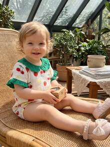 Mono de bebé niña de manga corta con cuello de muñeca, estampado de frutas y lazos, y volantes decorativos. - Verde - Ver 3