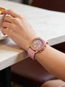 Guess Đồng hồ thạch anh đa chức năng dành cho nữ, viền kép đính kim cương pha lê, mặt số màu hồng ombre lấp lánh, vỏ mạ vàng hồng, 3 mặt số phụ, hiển thị ngày, giờ 24 tiếng, dây đeo silicon màu hồng, quà tặng ngọt ngào cho các cô gái thời kỳ Y2K. - Hồng - Xem 2