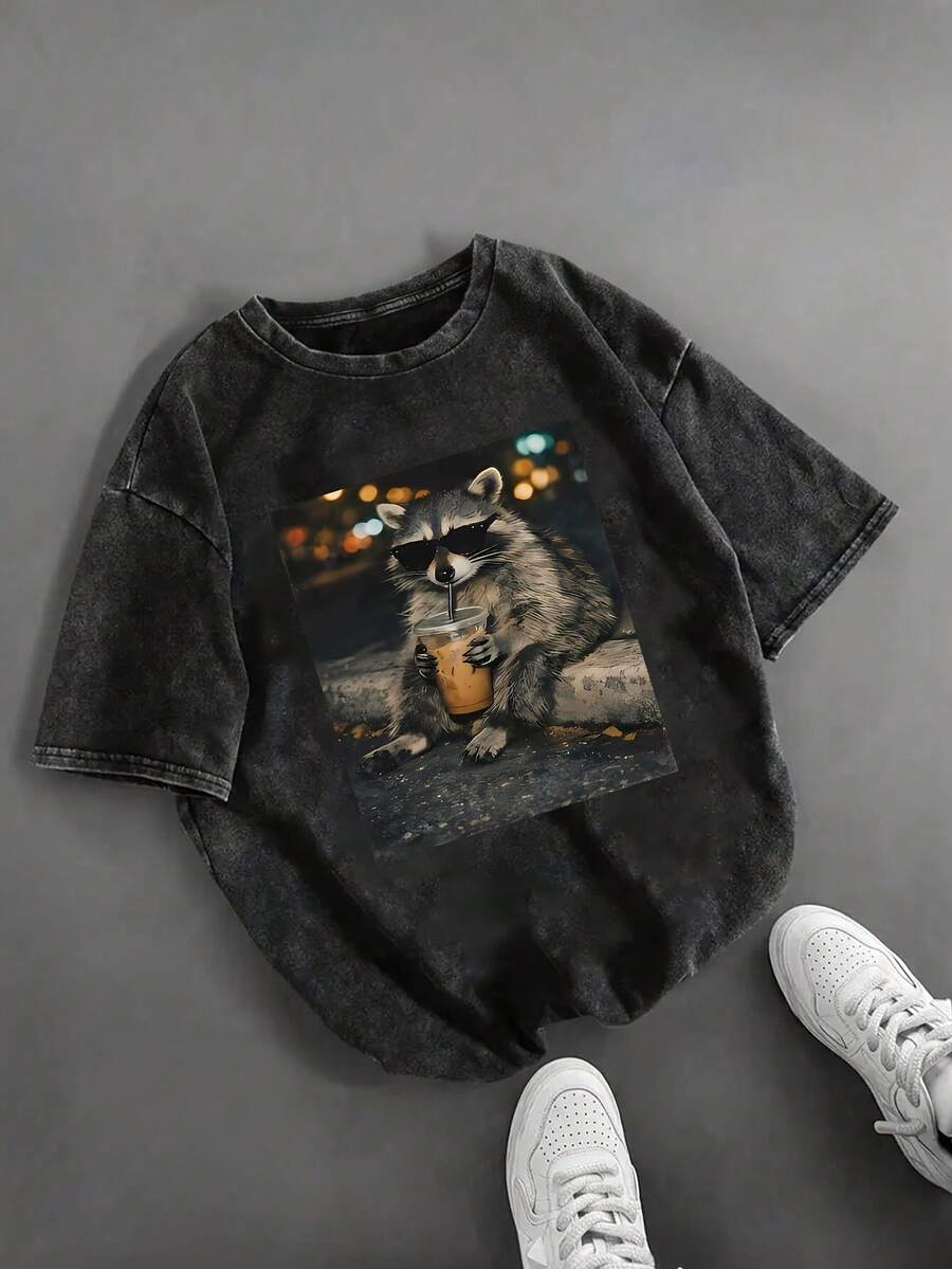 Camisetas informales de cuello redondo y cómics cortos para hombre, con un divertido sello de Mapache y un café helado. - Negro - Ver 1