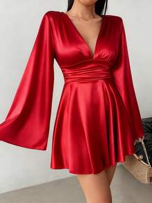 Elegante vestido mini ajustado con escote en V, espalda descubierta, manga larga, volantes y torsión, versátil y estilizante para fiesta en rojo - Rojo - Ver 5