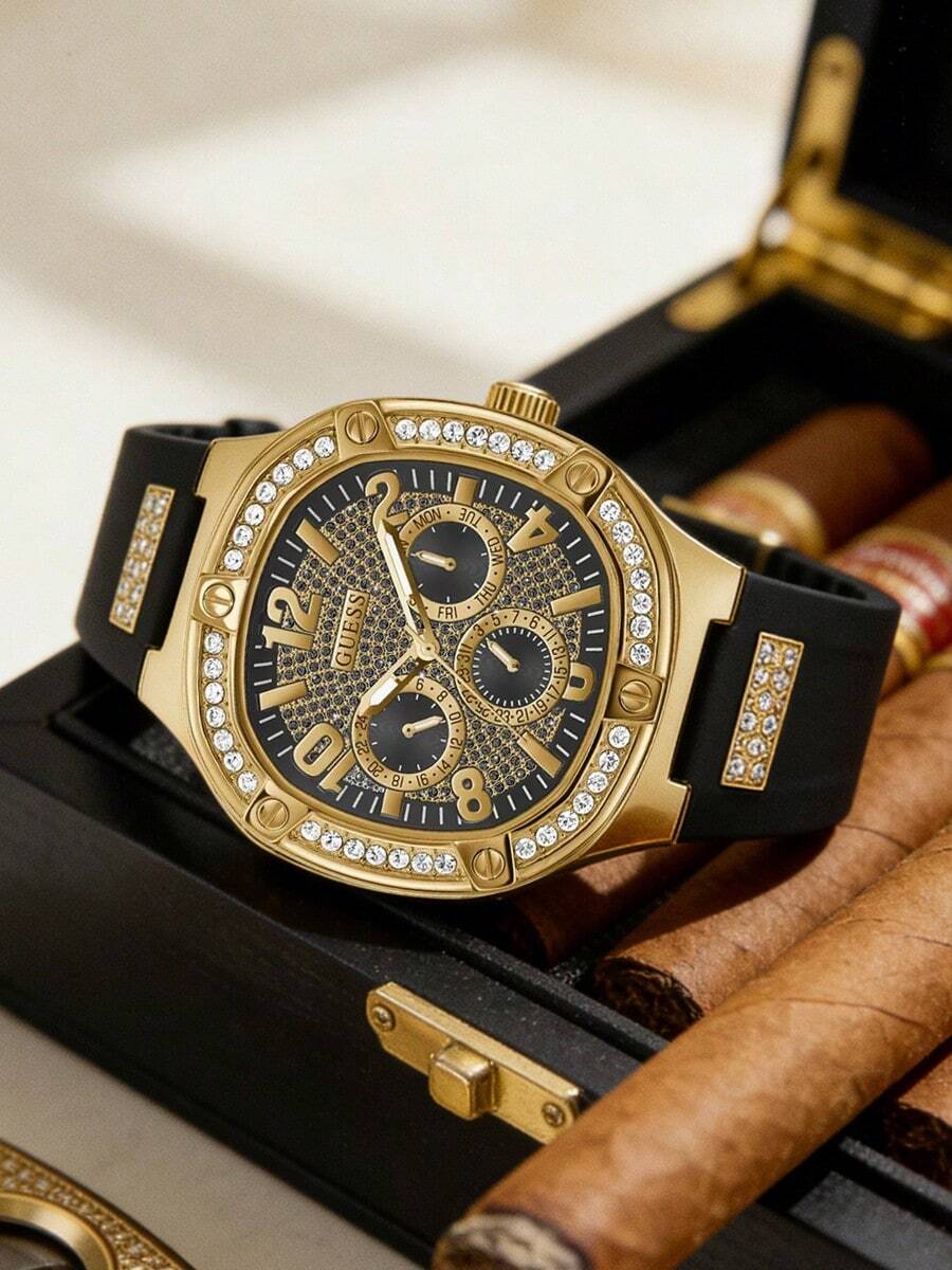 Guess 男女皆宜的镶钻石英表，黑色表盘，金色阿拉伯数字时标，3个小表盘，日期显示，金色方形表壳，镶钻表圈，黑色硅胶表带，嘻哈街头风格 - 黑色 - 查看 1