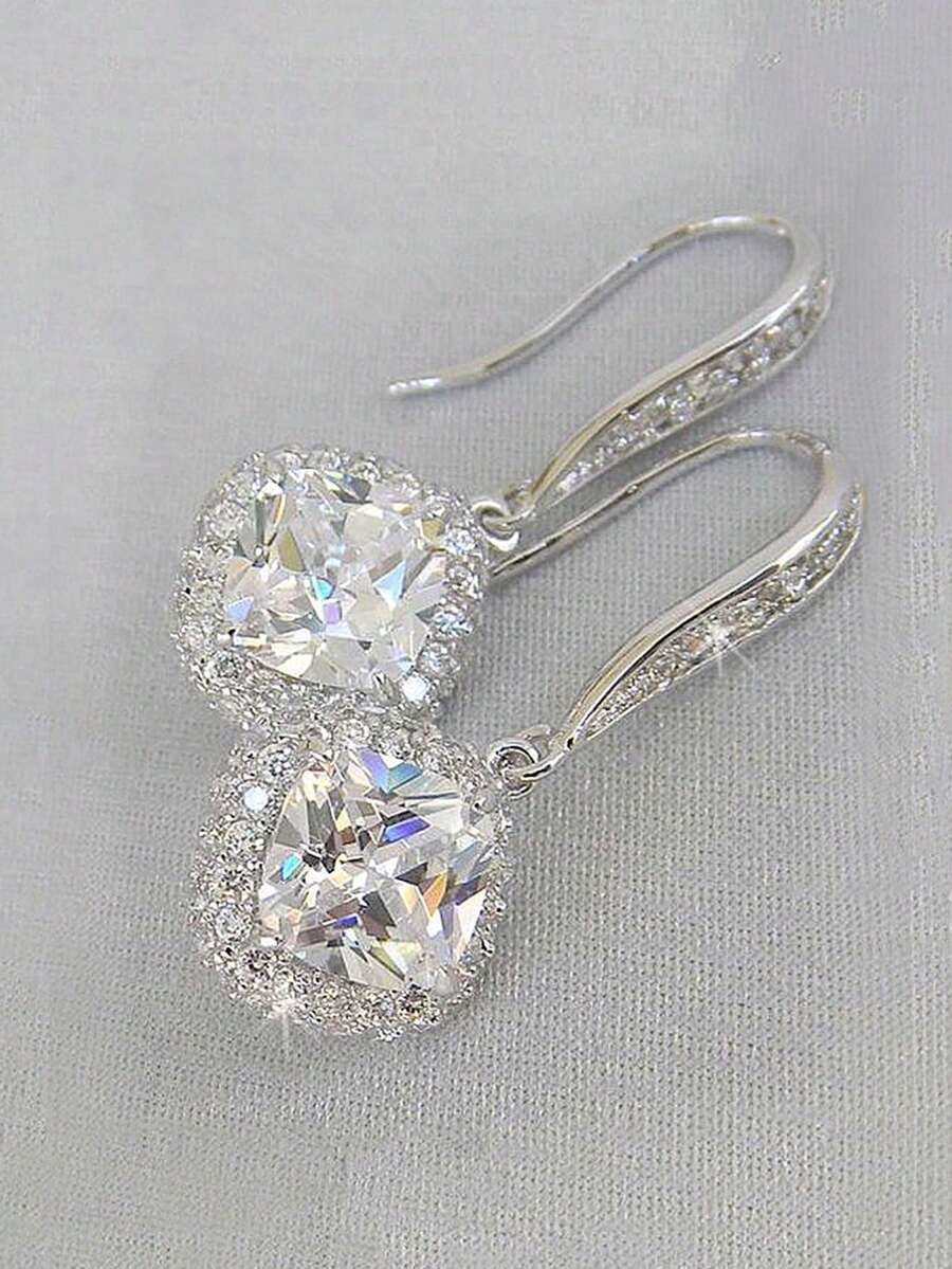 一对优雅的立方氧化锆水滴耳环，适合女性佩戴，是婚礼、订婚、周年纪念、派对、情人节以及母亲节的理想礼物。