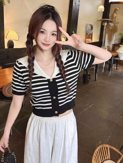 Áo khoác cardigan tay ngắn cài cúc phía trước, họa tiết kẻ sọc, đa năng, phù hợp mặc hàng ngày cho nữ.