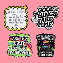 “你还好吗？” 不好，但我很幽默。“自嘲语录珐琅胸针松树翻领别针徽章时尚首饰礼品” - 黑色 - 查看 3