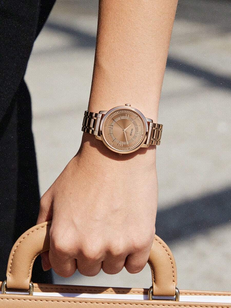 GUESS 女士玫瑰金不锈钢表带腕表，罗马数字水晶表盘，优雅石英腕表，礼品 W0933L3 - 玫瑰金 - 查看 1