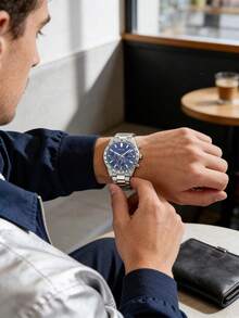 Guess 男士圆形多功能石英表，海军蓝表盘，带夜光刻度、日期显示、3个小表盘、红色装饰圈、测速刻度、固定表圈、拉丝不锈钢表壳、实心链节表带，赛车运动都市风格礼品 - 銀色 - 查看 2