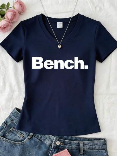 Girls' V-Neck Short Sleeve T-Shirt, Navy Blue With "Bench." Print, Comfortable & Skin-Friendly, Minimalist & Fashionable Style, Suitable For Spring & Summer. Suitable For Students' Daily Wear, Parties, School, Music Festivals, Vacations And Commuting.