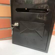 可上锁复古壁挂式邮箱 - 防风雨黑色金属户外邮箱，配有2把钥匙、安全翻盖和滑动门，适用于家庭、花园或庭院，复古邮箱 | 可上锁 - A - 查看 6