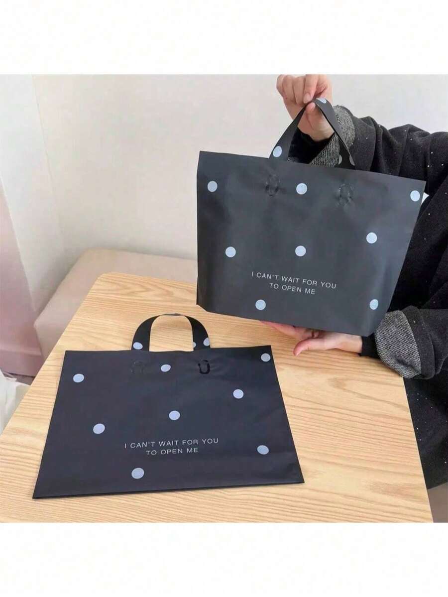 100/50/20/10个装黑色波点图案加厚塑料礼品袋,可重复使用,大容量购物袋,生日惊喜礼物包装。哑光质感手提袋,优雅哑光工艺,便捷手提设计,轻松营造生日、返校派对、婚礼、新娘送礼会、婴儿送礼会、万圣节、圣诞节、感恩节等场合的隆重送礼氛围。 - 黑色 - 查看 1