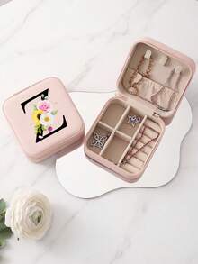 这款粉色字母首饰盒饰有玫瑰、雏菊和向日葵图案，色彩鲜艳，是理想的伴娘礼物。字母从A到Z均有供应。这款旅行收纳包非常适合存放各种旅行用品，例如首饰、耳环、项链等。 - Floral Letter 2 - 查看 34