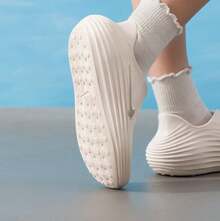 Nike Sandal nữ thoáng khí, khoét lỗ, kiểu dáng slip-on, hở mũi. - Màu be - Xem 4