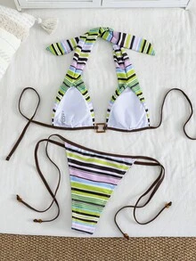 Bộ bikini hai mảnh Onefish kẻ sọc gồm áo bikini tam giác buộc dây cổ rộng, dây buộc lưng có thể điều chỉnh, cổ chữ V sâu, cúp ngực có cấu trúc, khóa kim loại hình vuông ở giữa, viền màu nâu tương phản, kết hợp với quần bikini buộc dây bên hông cùng màu, kiểu dáng cạp thấp, cắt cao ở phần chân. - màu xanh lá - Xem 2