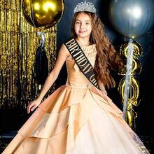 1件生日女孩绶带，高品质面料，挺括有型，时尚奢华风格，黑色底，烫金“生日女孩”印花设计，长斜挎绶带形状，可提升派对仪式氛围，适合生日派对、闺蜜聚会、主题庆祝活动等。 - 肩帶 - 查看 2