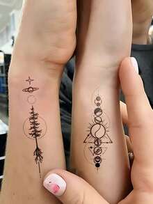 4张男女通用临时纹身贴纸，图案包括花朵、月亮和行星。防水假纹身，可持续2-5天，可用于手臂、颈部、胸部、腿部和脚踝。非常适合情侣、朋友或家人，也是节日派对的理想之选。 - 黑色 - 查看 4
