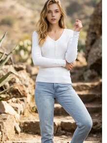 Blusa feminina importada em modal. O tecido é muito macio e confortável. Possui botões nas mangas e é tamanho único, mas tem excelente elasticidade e veste do tamanho36 ao 44. - Branco - Visão 1