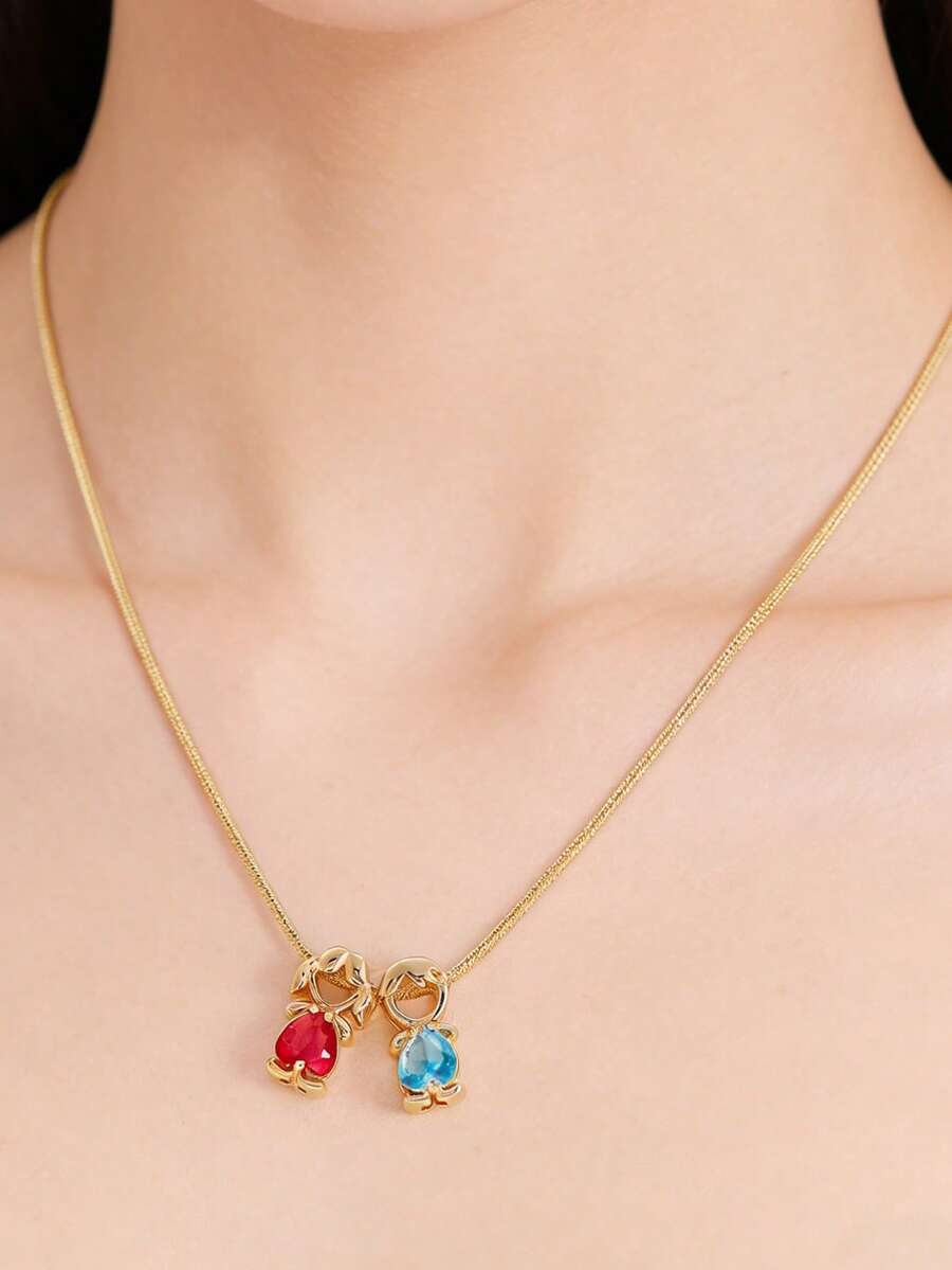 Một chiếc vòng cổ mặt dây chuyền thời trang và độc đáo với họa tiết bé gái và bé trai. Món trang sức độc đáo này kết hợp hình ảnh một bé gái và một bé trai với điểm nhấn là hình trái tim - một lựa chọn thanh lịch cho trang sức đôi hoặc cho các thành viên trong gia đình cùng đeo. Đây là món quà lý tưởng để các cặp đôi trao đổi, hoặc để tặng cho người thân, con cái hoặc bạn bè. - Nhiều màu 4 - Xem 1