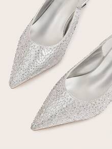 Sandalias de tacón de gatito con punta puntiaguda y adorno de rhinestones para mujer, de material brillante, elegantes y de moda para fiestas y uso formal - Plateado - Ver 4