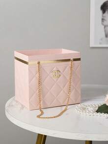Hộp quà hoa có tay cầm dạng dây xích cho Ngày Valentine, hộp đựng bó hoa 3D có thể gập lại, hộp quà tặng thủ công và quà lưu niệm. Được làm từ bìa cứng dày và dây xích kim loại, chắc chắn, chống thấm nước và chống biến dạng. Thích hợp cho hoa tươi, hoa khô, quà tặng thủ công cho đám cưới, sinh nhật, Ngày của Mẹ, Ngày Valentine và các dịp khác. Cũng lý tưởng để trưng bày trong cửa hàng hoa. Làm cho các tác phẩm nghệ thuật hoa trở nên thanh lịch và thời trang hơn, vật liệu đóng gói hoàn hảo cho các cửa hàng hoa, cửa hàng quà tặng và những người đam mê tự làm. - Nhiều màu - Xem 10